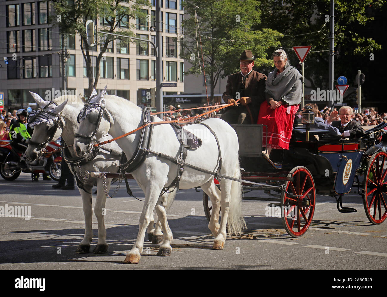 MUNICH, ALLEMAGNE - le 22 septembre 2019 Grande entrée de l'Oktoberfest, les locateurs et les brasseries, parade festive de magnifiques voitures décorées et ban Banque D'Images