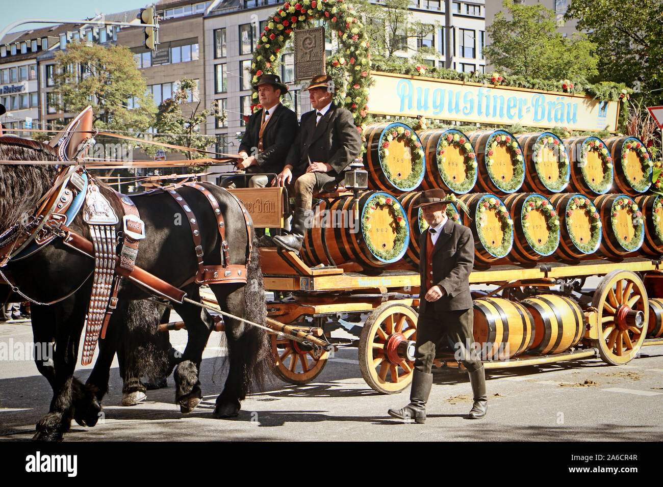 MUNICH, ALLEMAGNE - le 22 septembre 2019 Grande entrée de l'Oktoberfest, les locateurs et les brasseries, parade festive de magnifiques voitures décorées et ban Banque D'Images