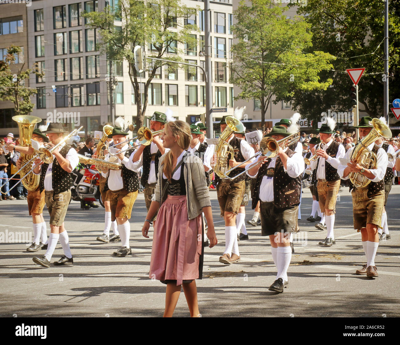 MUNICH, ALLEMAGNE - le 22 septembre 2019 Grande entrée de l'Oktoberfest, les locateurs et les brasseries, parade festive de magnifiques voitures décorées et ban Banque D'Images