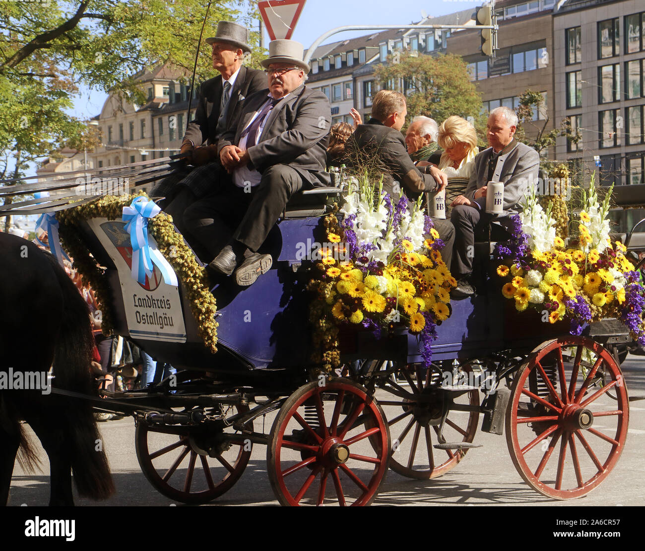 MUNICH, ALLEMAGNE - le 22 septembre 2019 Grande entrée de l'Oktoberfest, les locateurs et les brasseries, parade festive de magnifiques voitures décorées et ban Banque D'Images