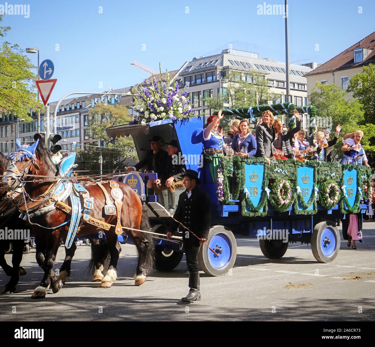 MUNICH, ALLEMAGNE - le 22 septembre 2019 Grande entrée de l'Oktoberfest, les locateurs et les brasseries, parade festive de magnifiques voitures décorées et ban Banque D'Images