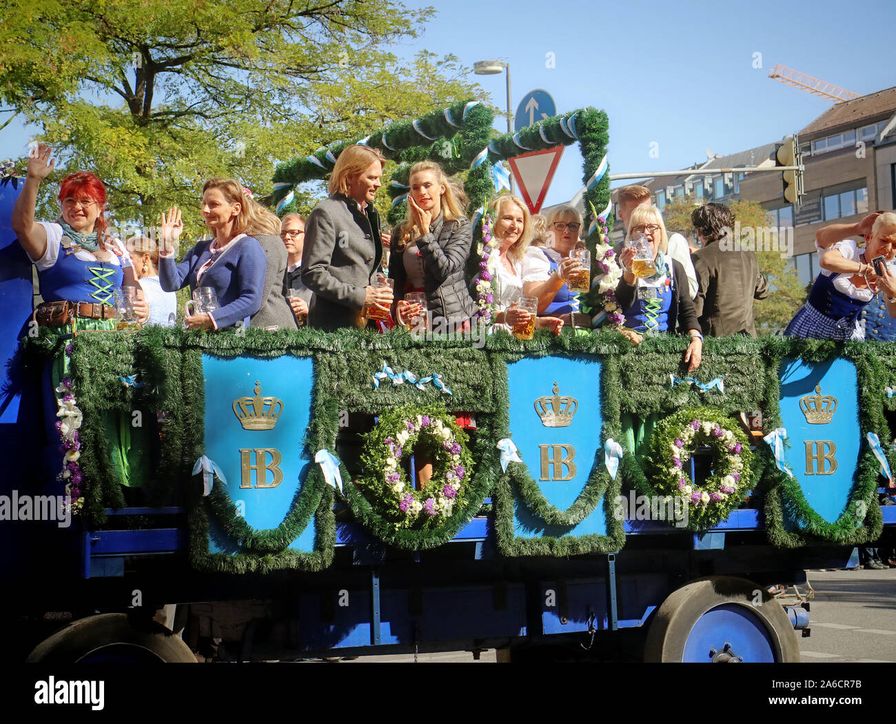 MUNICH, ALLEMAGNE - le 22 septembre 2019 Grande entrée de l'Oktoberfest, les locateurs et les brasseries, parade festive de magnifiques voitures décorées et ban Banque D'Images