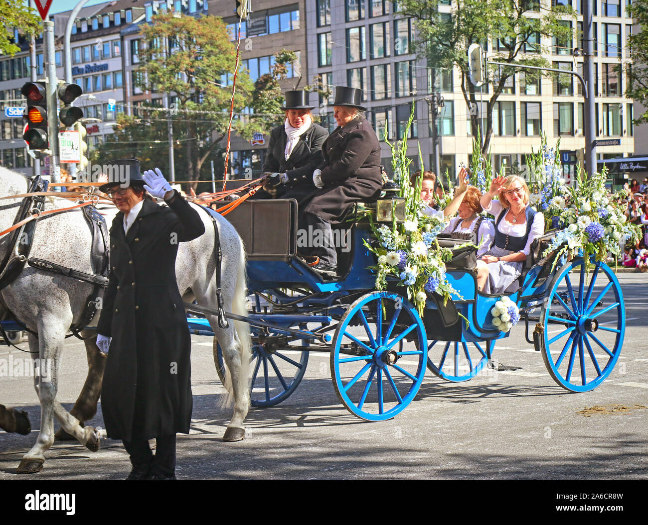 MUNICH, ALLEMAGNE - le 22 septembre 2019 Grande entrée de l'Oktoberfest, les locateurs et les brasseries, parade festive de magnifiques voitures décorées et ban Banque D'Images