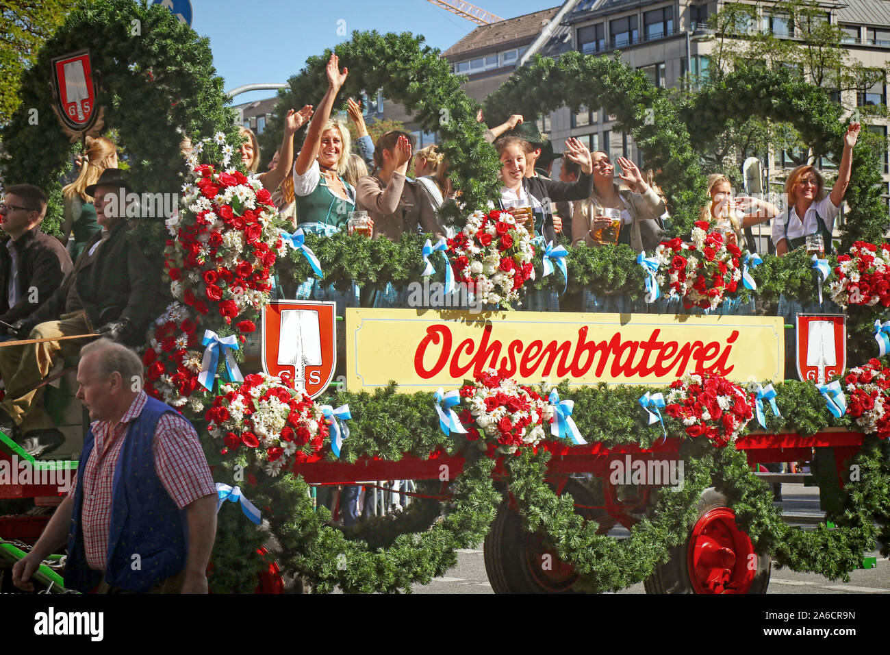 MUNICH, ALLEMAGNE - le 22 septembre 2019 Grande entrée de l'Oktoberfest, les locateurs et les brasseries, parade festive de magnifiques voitures décorées et ban Banque D'Images
