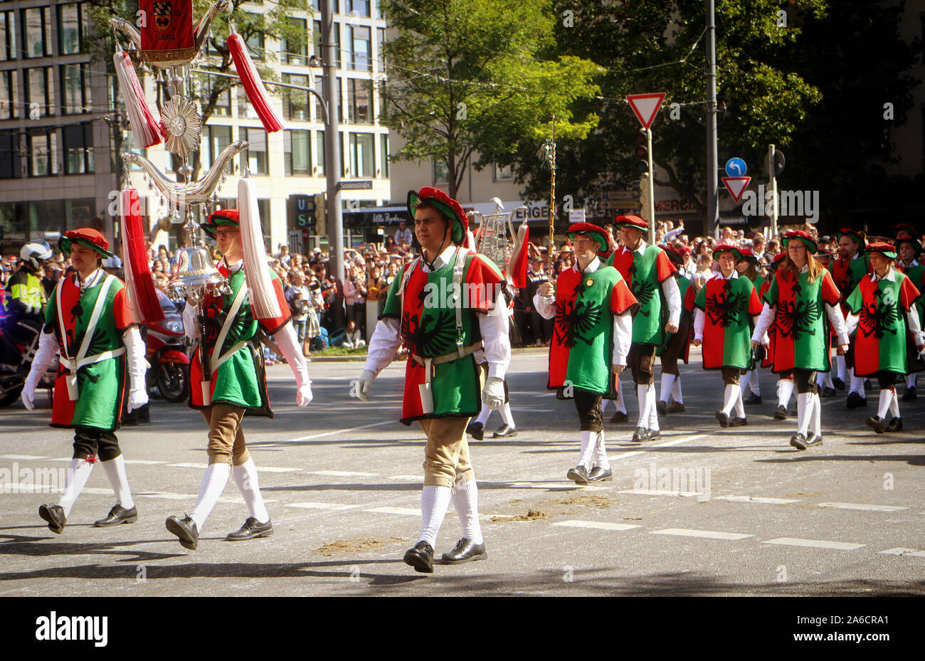 MUNICH, ALLEMAGNE - le 22 septembre 2019 Grande entrée de l'Oktoberfest, les locateurs et les brasseries, parade festive de magnifiques voitures décorées et ban Banque D'Images