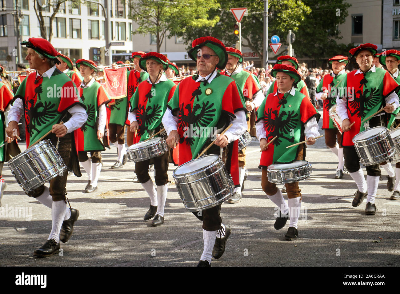 MUNICH, ALLEMAGNE - le 22 septembre 2019 Grande entrée de l'Oktoberfest, les locateurs et les brasseries, parade festive de magnifiques voitures décorées et ban Banque D'Images