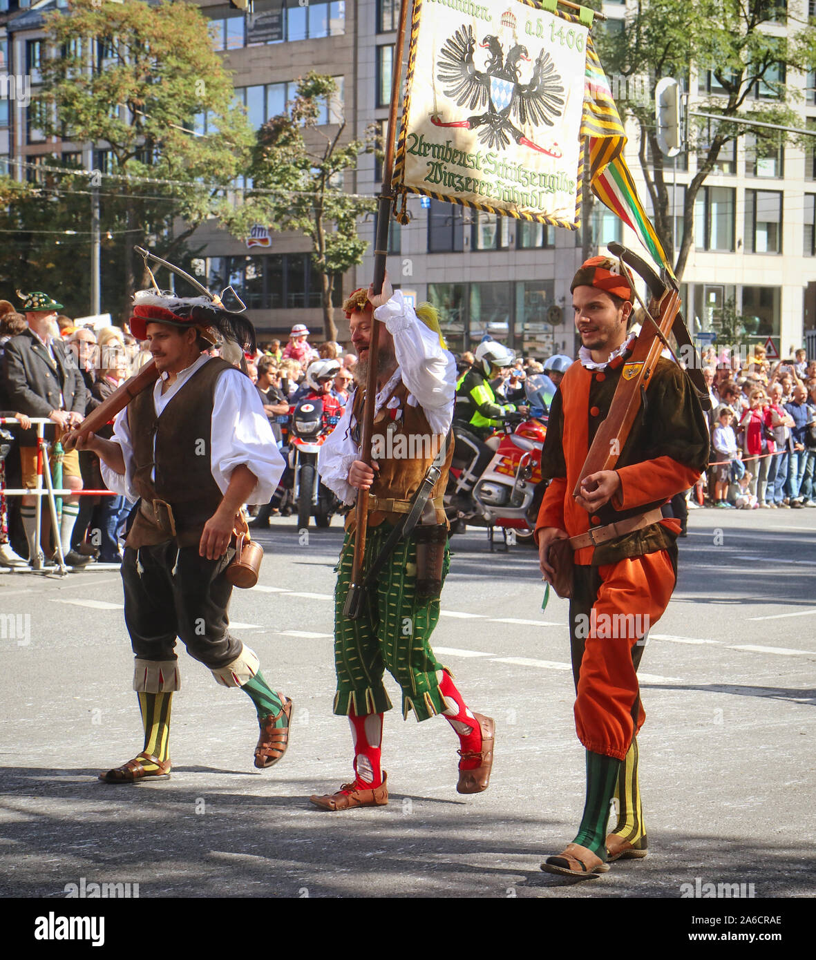 MUNICH, ALLEMAGNE - le 22 septembre 2019 Grande entrée de l'Oktoberfest, les locateurs et les brasseries, parade festive de magnifiques voitures décorées et ban Banque D'Images