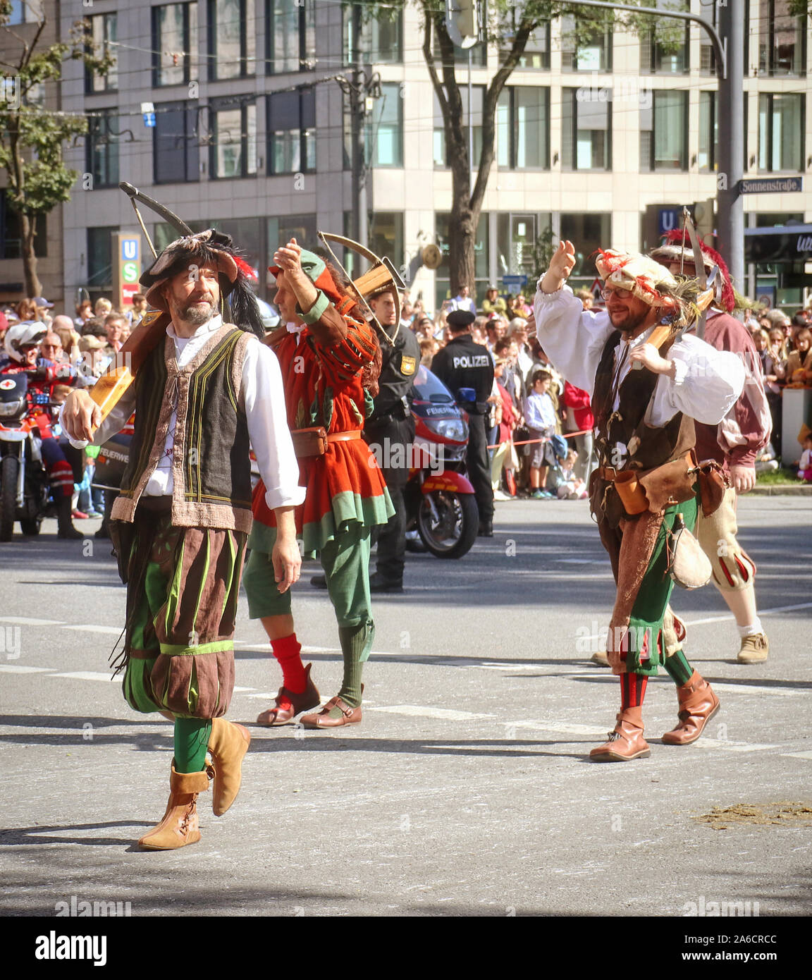 MUNICH, ALLEMAGNE - le 22 septembre 2019 Grande entrée de l'Oktoberfest, les locateurs et les brasseries, parade festive de magnifiques voitures décorées et ban Banque D'Images
