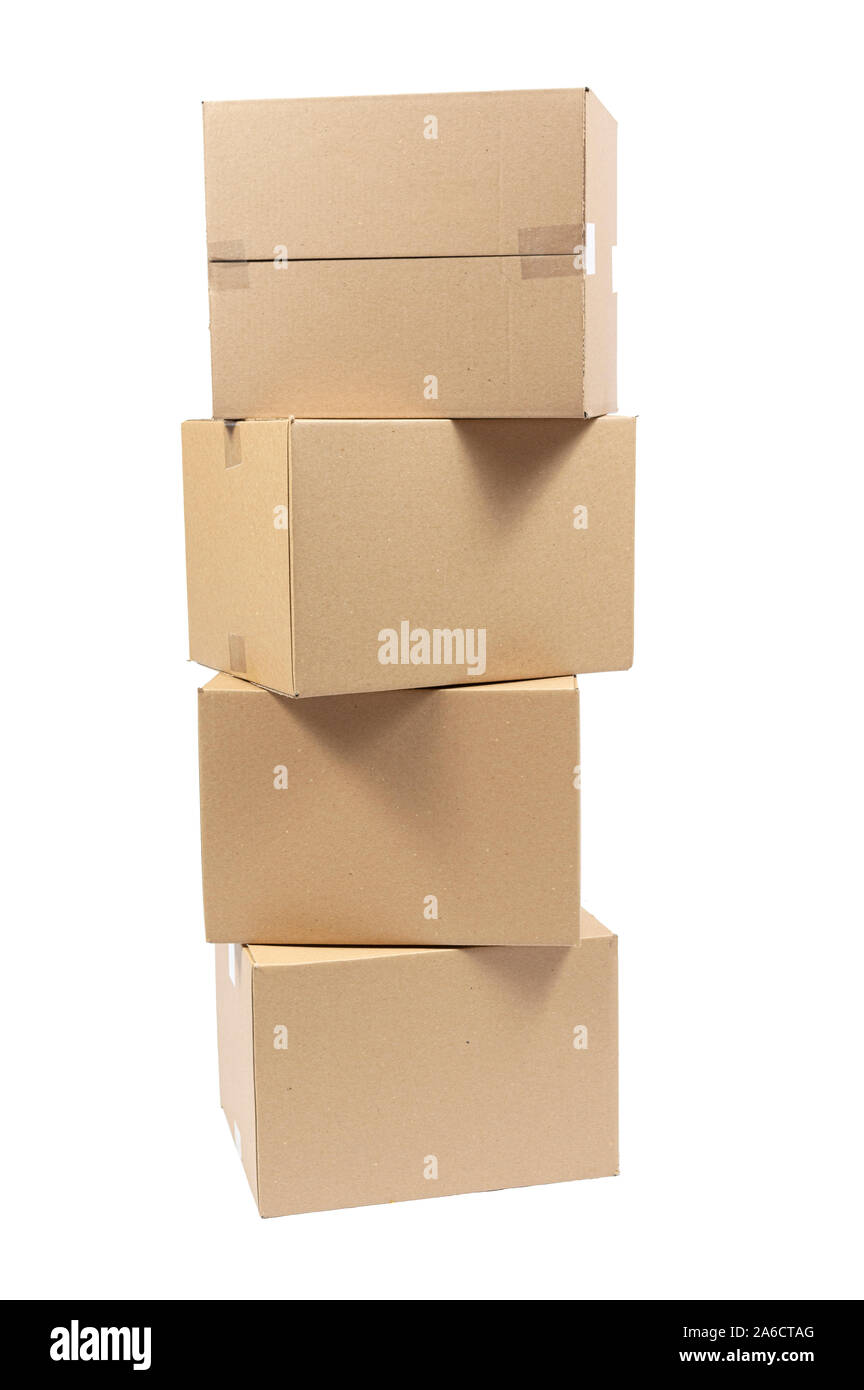 Shot verticale de quatre boîtes de carton vides dans une pile isolé sur blanc. Banque D'Images