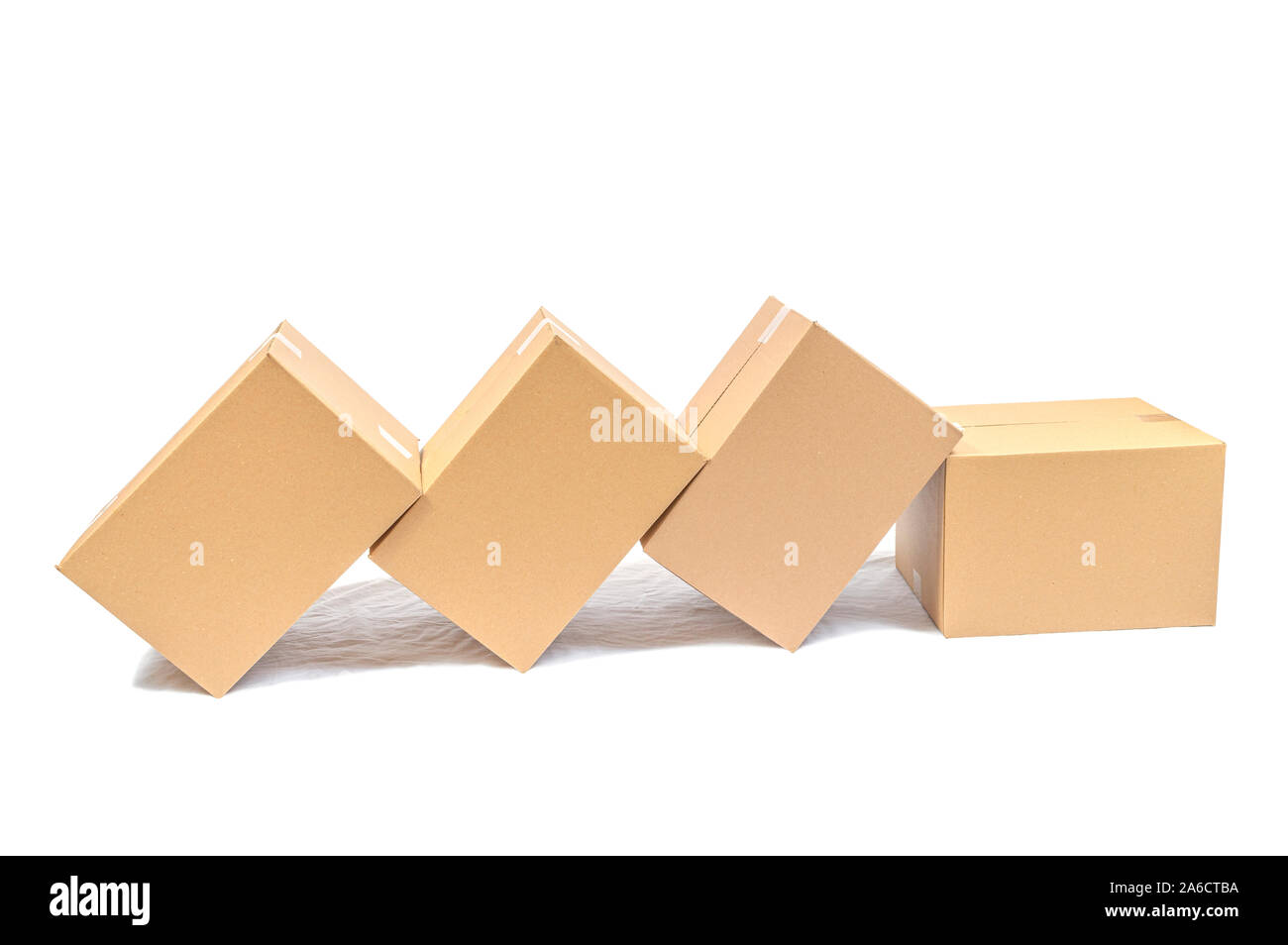 Capture d horizontal vide quatre boîtes de carton penchée isolé sur blanc. Banque D'Images