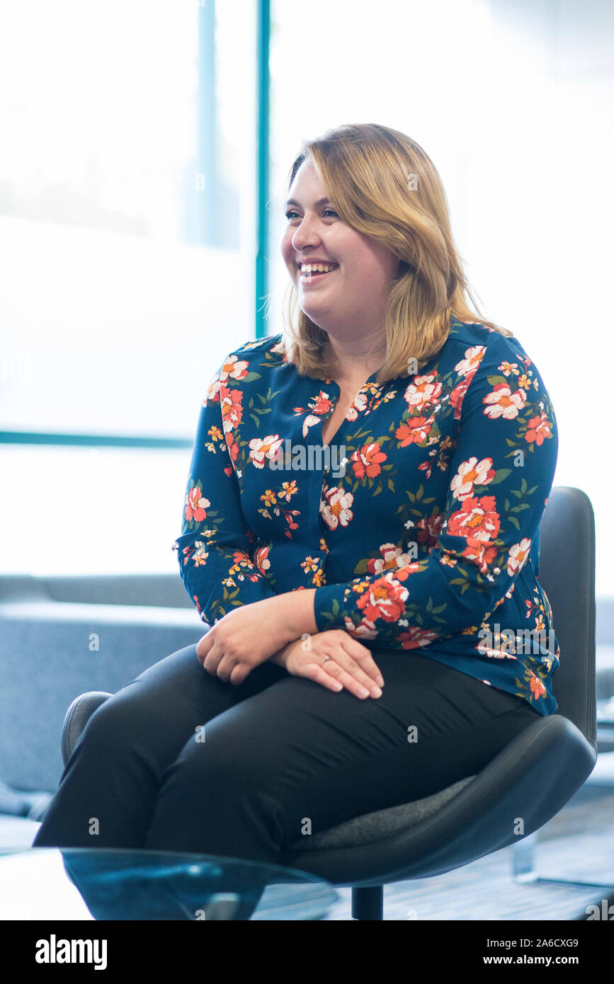 Une femme employée de bureau est assis sur un canapé dans le bureau moderne Banque D'Images