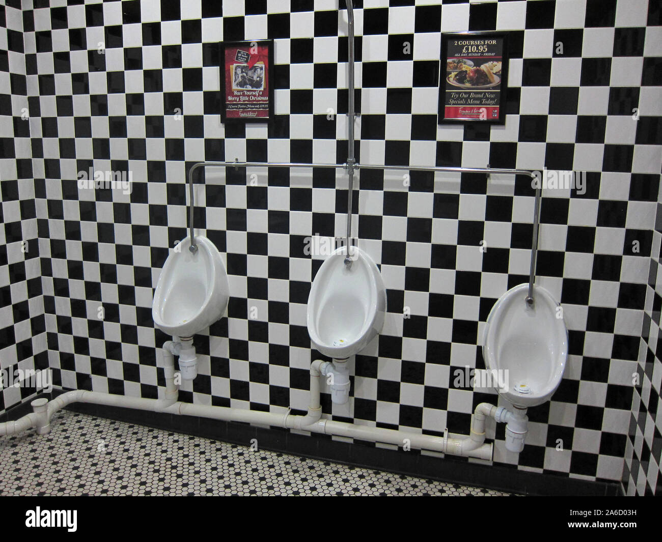 Septembre 2013 - style retro homme men's toilettes urinoirs, à carreaux avec carrelage mural, Banque D'Images