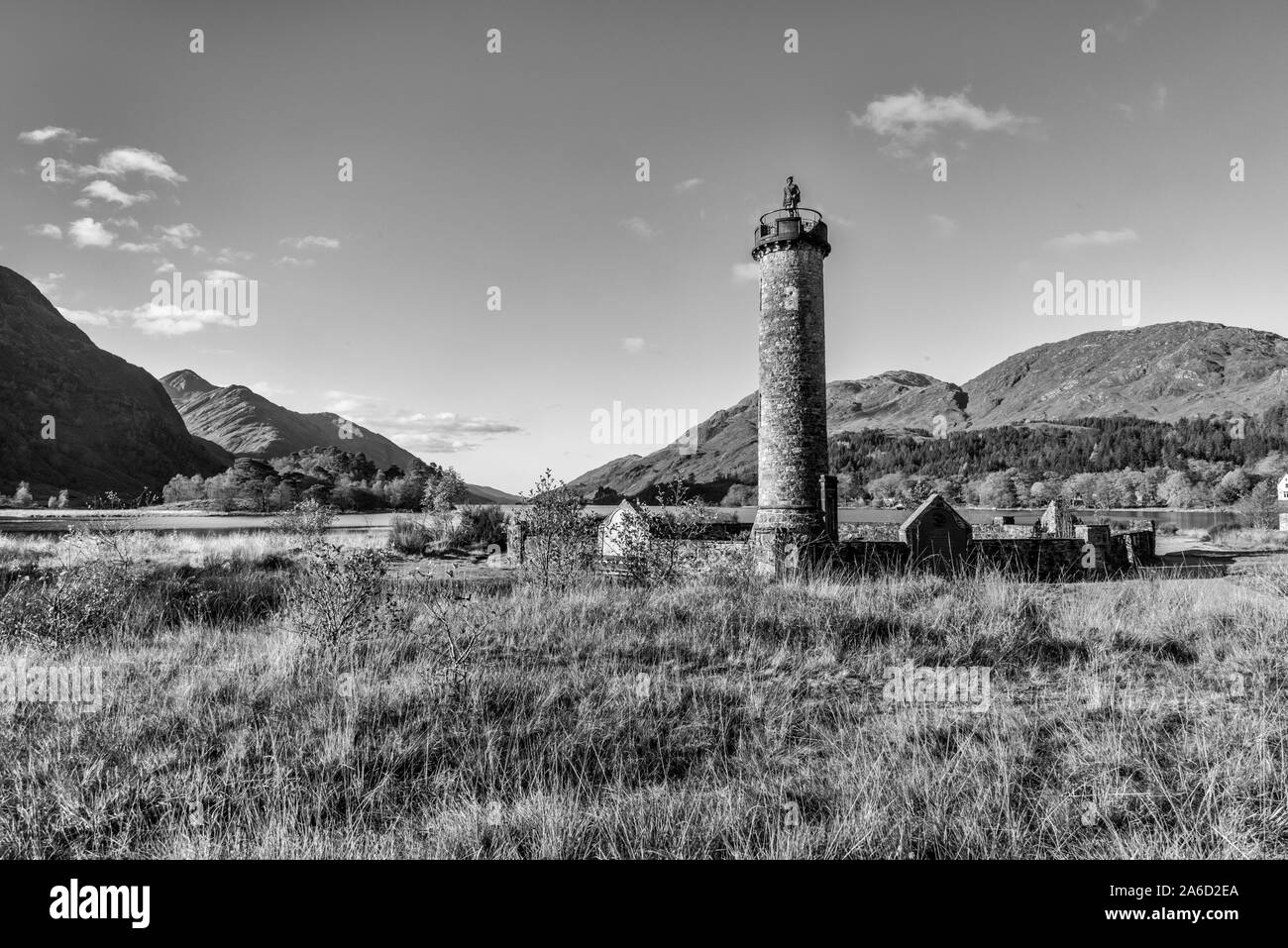 Glen memorial Églefin en monochrome à Bonnie Prince Charlie sur la rive du Loch Shiel dans les hautes terres de l'ouest de l'Ecosse Banque D'Images