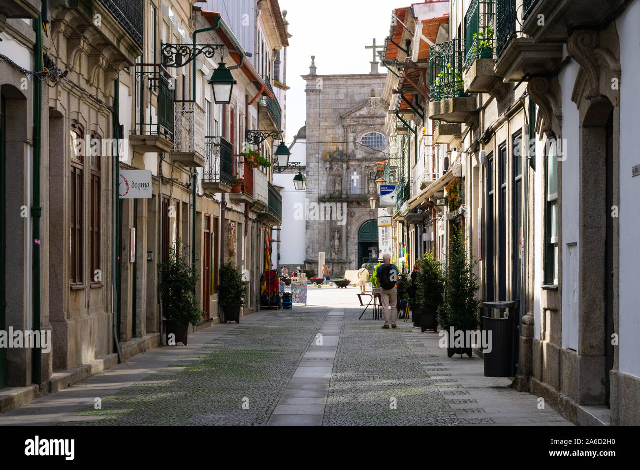 Homme marchant une vieille rue vide à Viana do Castelo, Minho, Portugal, Europe Banque D'Images