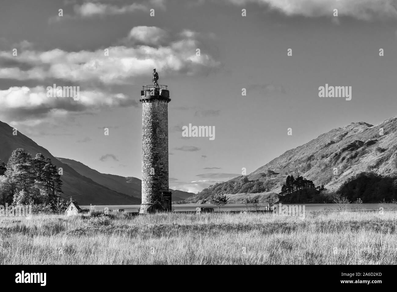 Glen memorial Églefin en monochrome à Bonnie Prince Charlie sur la rive du Loch Shiel dans les hautes terres de l'ouest de l'Ecosse Banque D'Images