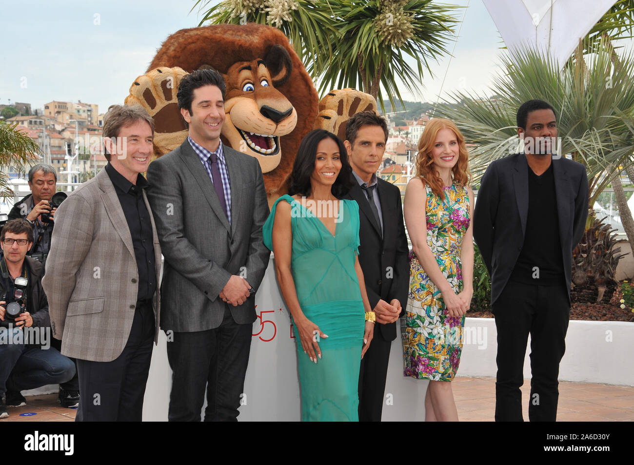 CANNES, FRANCE. 18 mai 2012 : LtoR : Martin Short & David Schwimmer, Jada Pinkett Smith, Ben Stiller, Jessica Chastain & Chris Rock à la photocall pour leur nouveau film 'Madagascar 3 : Europe's Most Wanted", montrant les contrôles hors compétition au 65e Festival de Cannes. © 2012 Paul Smith / Featureflash Banque D'Images