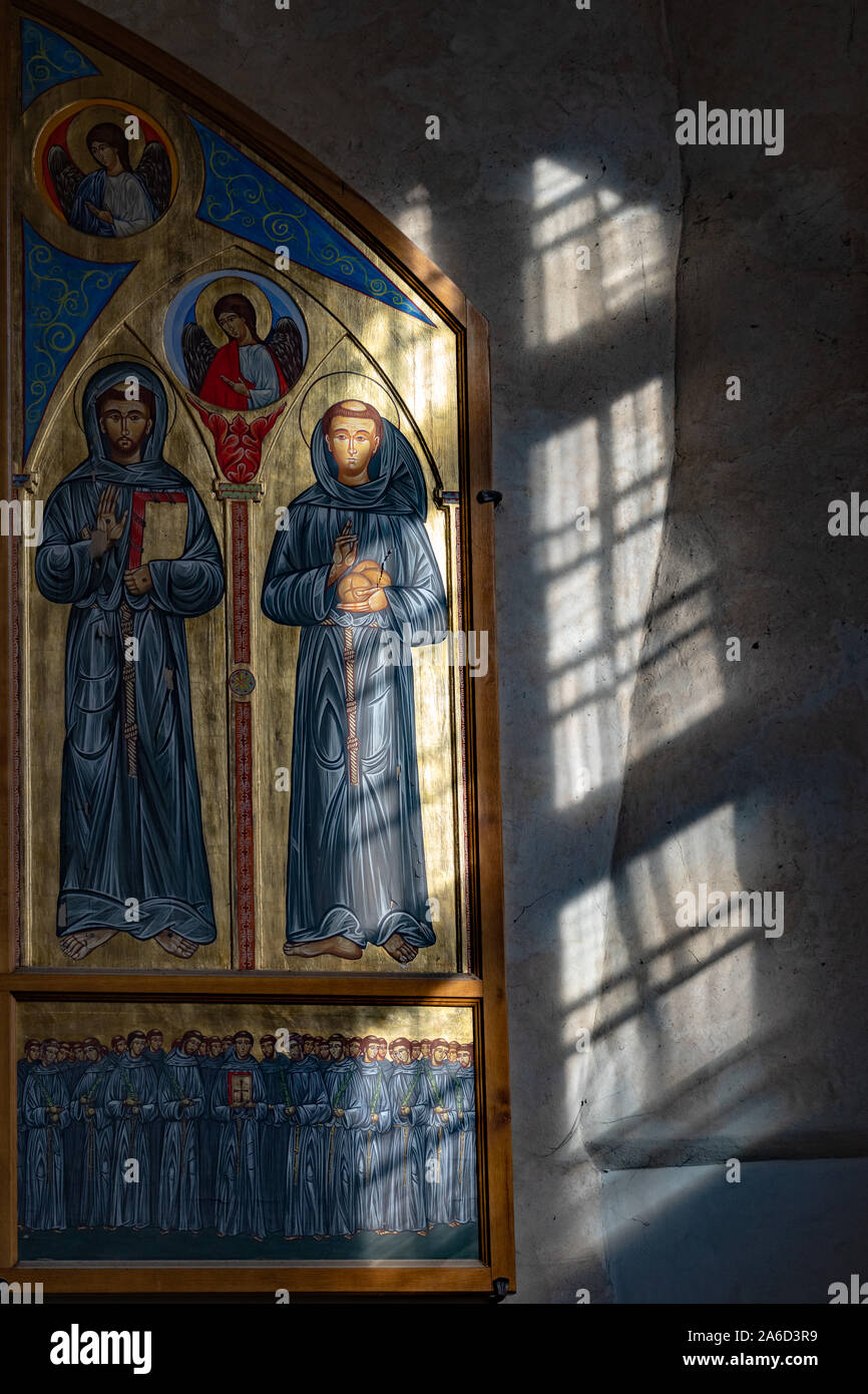 Un fragment de l'intérieur de l'église de l'Assomption à Vilnius est éclairé par la lumière du soleil. Partie d'un tableau représentant Saint François d'assise Banque D'Images