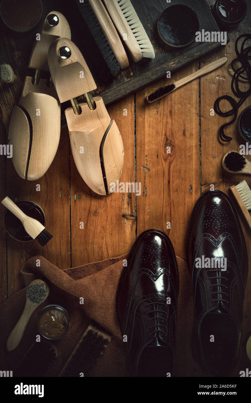 Produits de polissage de chaussures, toujours avec la vie des brosses, pâte de polissage et de chaussures en cuir dans un style vintage Banque D'Images