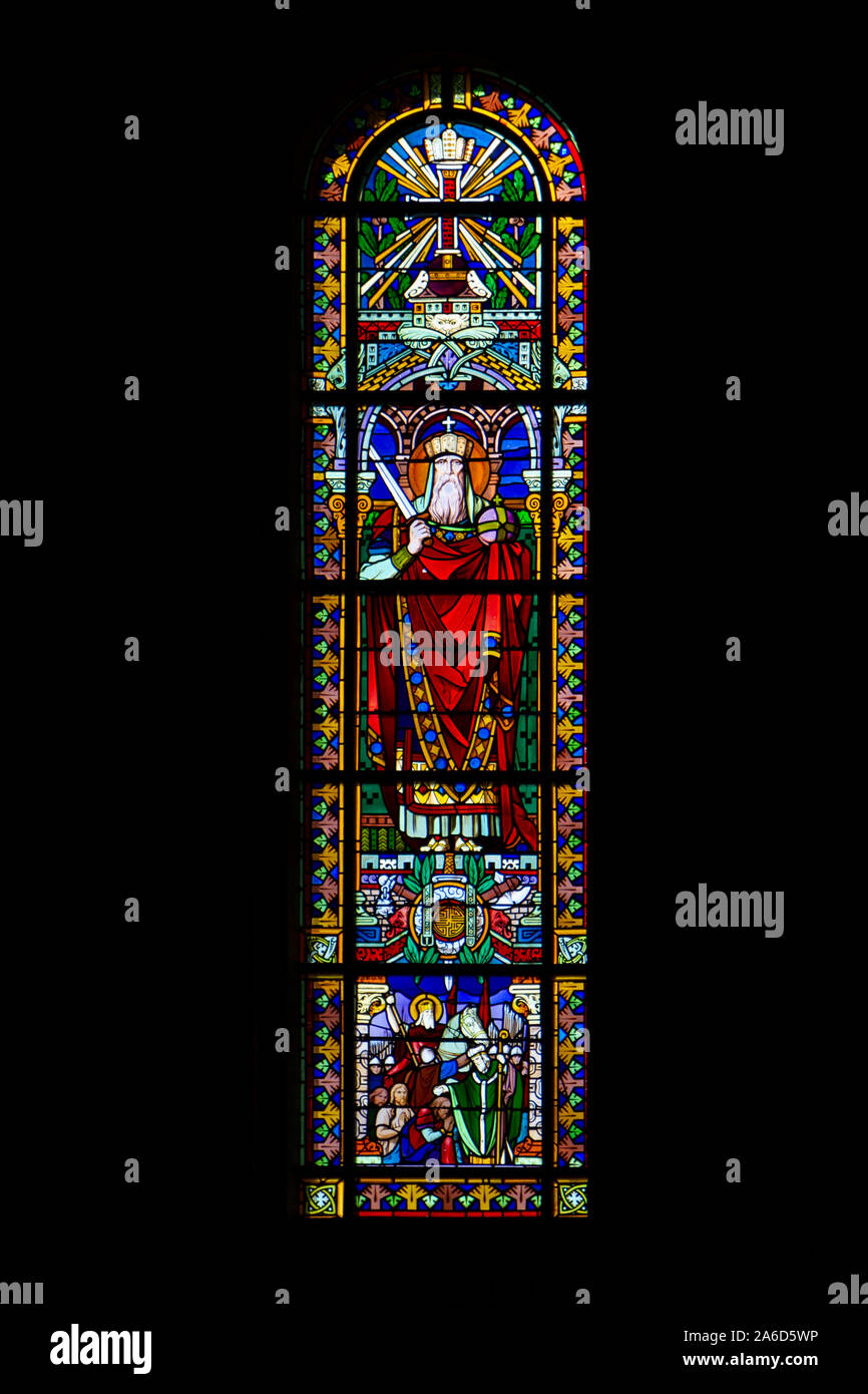 Vitrail représentant Charlemagne (Charles le Grand) à l'église de Notre-Dame-de-Lorette au mémorial de la SECONDE GUERRE MONDIALE (1914-1918). Banque D'Images