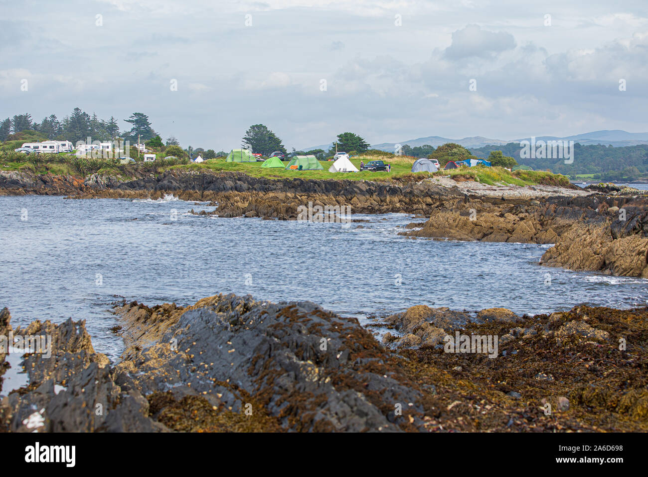 Vue sur le site Eagle point Camping près de Bantry, West Cork, Irlande. Des tentes et des camping-cars sont mis en place sur les rives de la baie de Bantry. Vacances De Camping. Banque D'Images
