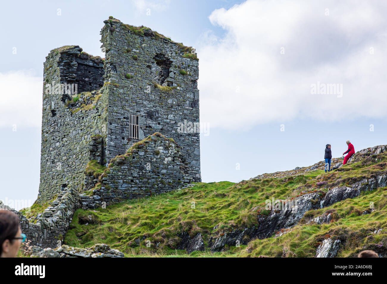 Scenic ruines de trois châteaux tête ou Dunlough château situé en haut des falaises à l'extrémité nord de la péninsule de Mizen. Paysages irlandais. Banque D'Images