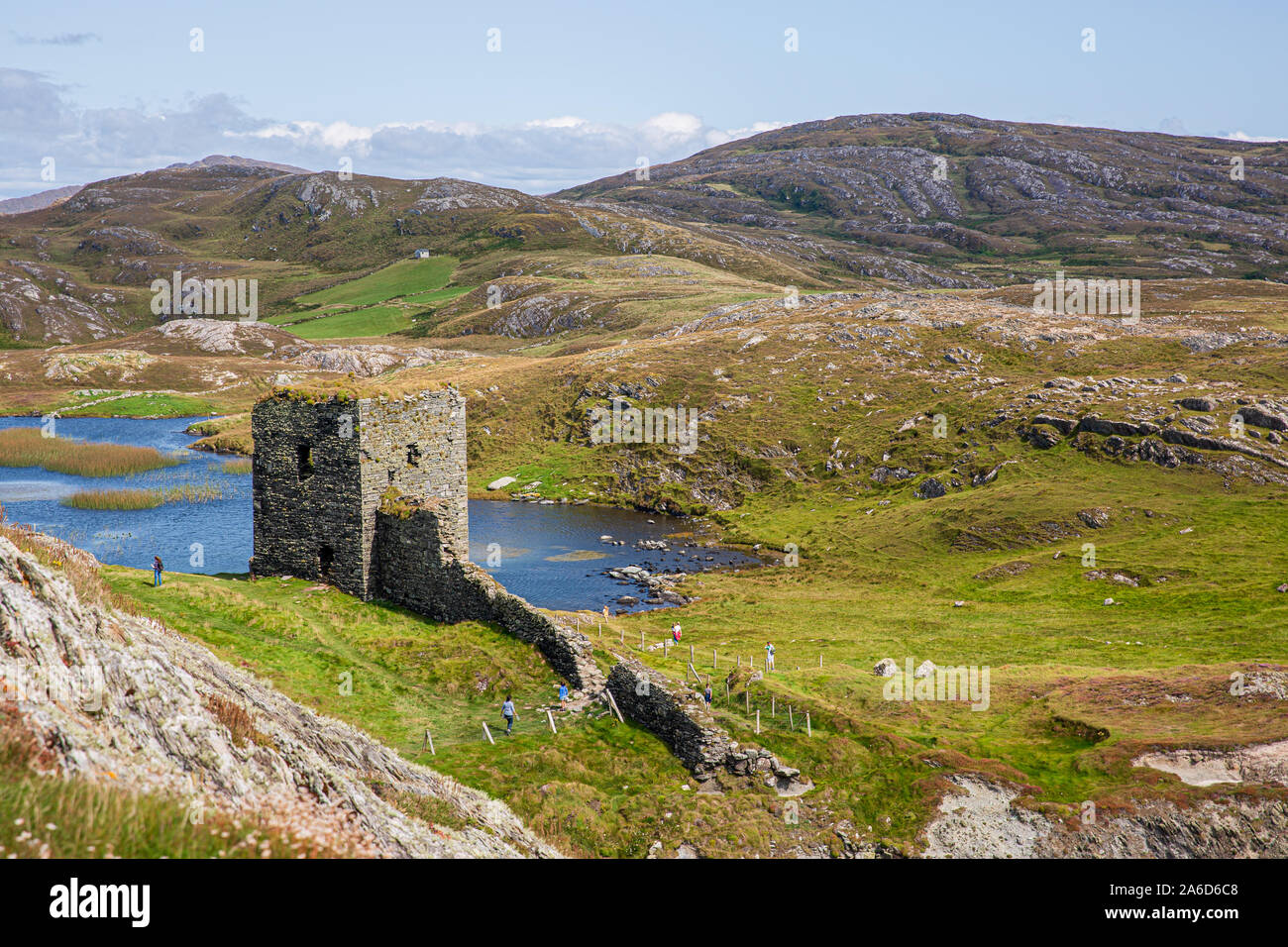Scenic ruines de trois châteaux tête ou Dunlough château situé en haut des falaises à l'extrémité nord de la péninsule de Mizen. Paysages irlandais. Banque D'Images