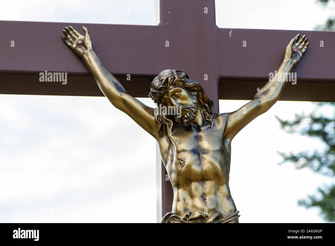 Jésus Christ sur la croix. Fait de métal. Dans un parc dans le village de Caklov, la Slovaquie. Banque D'Images