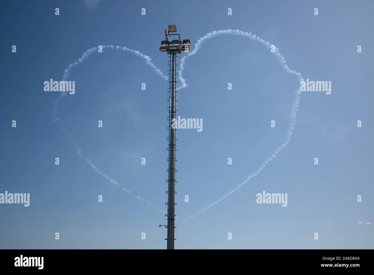 Turkish stars aerobatic team faisant coeur signe. Ils utilisent le supersonic f5. Banque D'Images