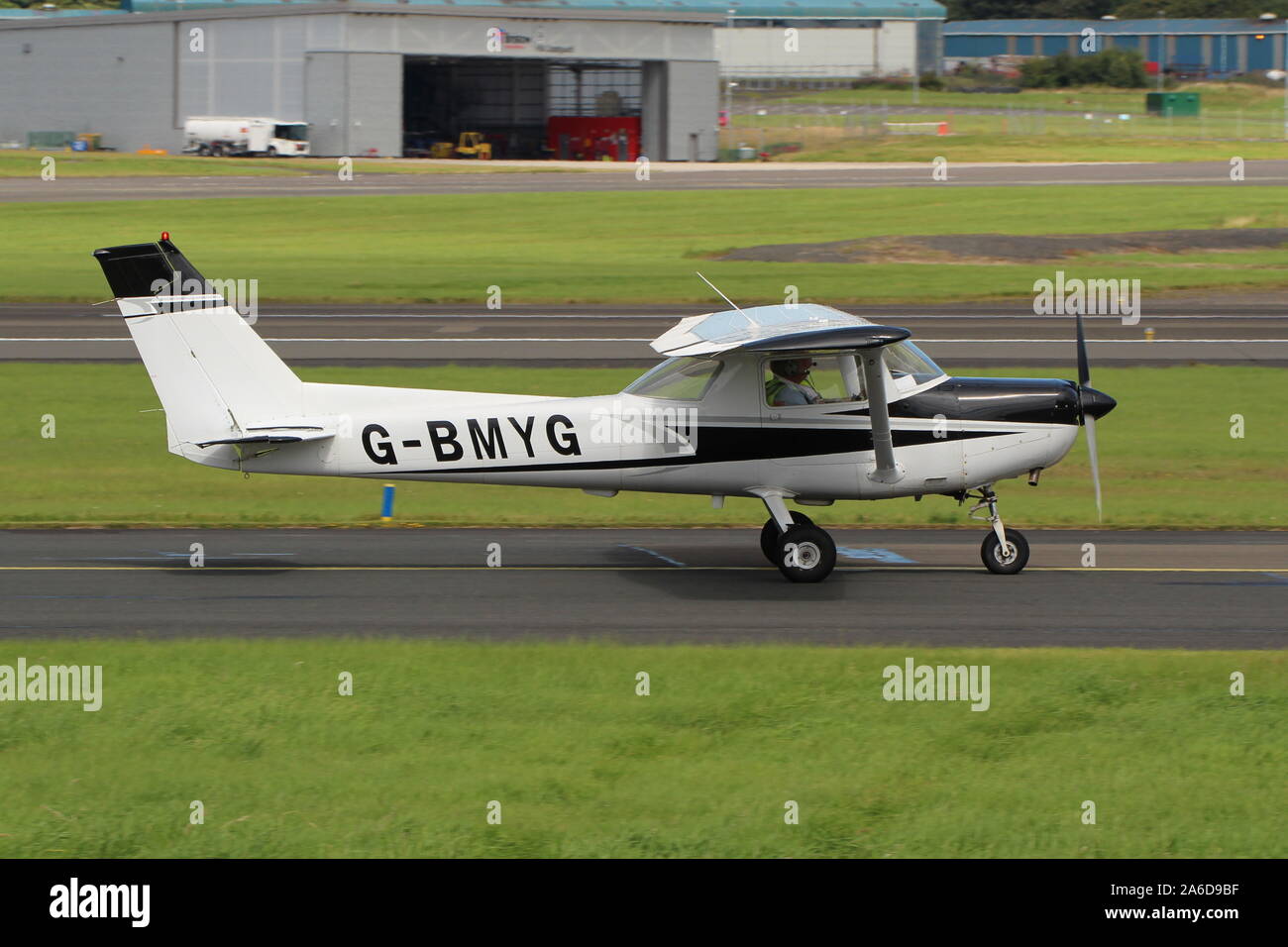 G-BMYG, un Reims-Cessna FA152 Aerobat, à l'Aéroport International de Prestwick en Ayrshire. Banque D'Images