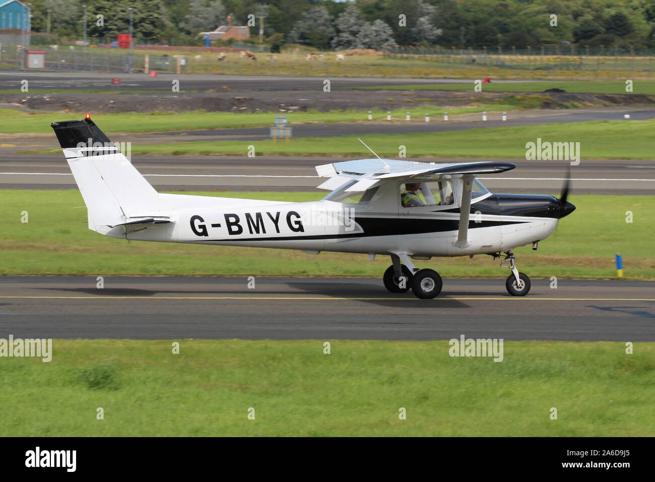 G-BMYG, un Reims-Cessna FA152 Aerobat, à l'Aéroport International de Prestwick en Ayrshire. Banque D'Images