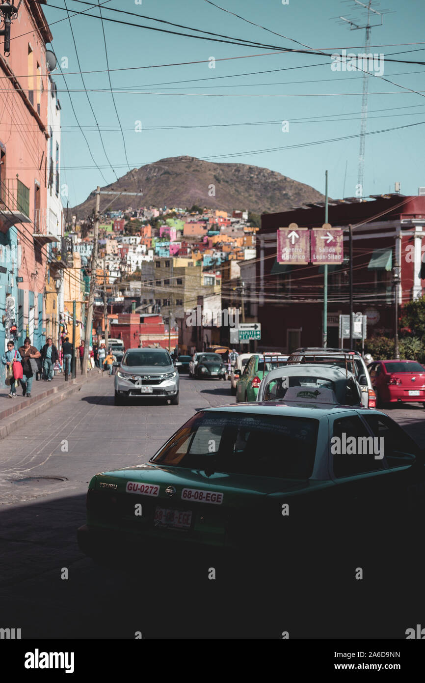 Dimanche après-midi au centre-ville de trafic Guanajuato, Mexique. Banque D'Images