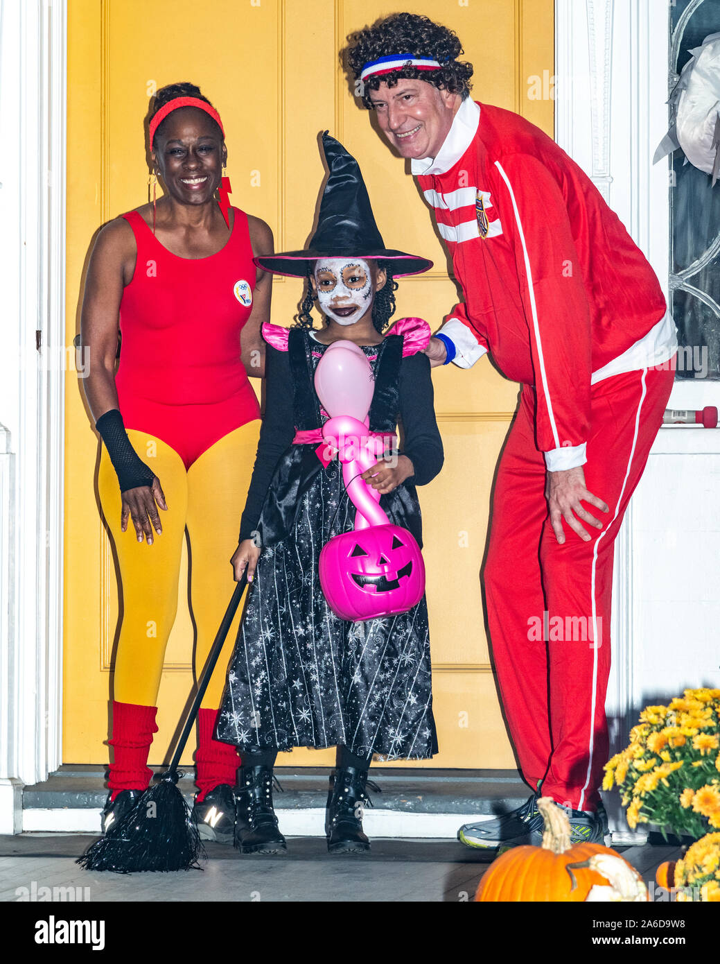 New York, États-Unis, 25 octobre 2019. Maire de la ville de New York, Bill De Blasio et première dame Chirlane McCray saluer une jeune fille sur un costume traditionnel à l'assemblée annuelle d'Halloween pour les enfants à leur domicile, Gracie Mansion. Credit : Enrique Shore/Alamy Live News Banque D'Images