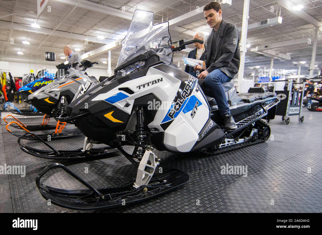 Toronto, Canada. 25 octobre, 2019. Un homme tente une motoneige Polaris au cours de l'International de Toronto 2019 motoneige, VTT & Powersports Show à Toronto International Centre à Toronto, Canada, le 25 octobre 2019. Comme l'un des plus grands spectacles de motoneiges et de VTT au monde, le salon de trois jours le coup d'ici le vendredi avec des centaines de motoneiges, VTT, motocross et street bikes. Credit : Zou Zheng/Xinhua/Alamy Live News Banque D'Images