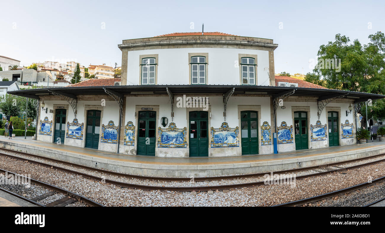 Whitehouse, Portugal - 13 août 2019 - Carreaux émaillés par J. Oliveira, représentant la région du Douro et de Porto. Banque D'Images