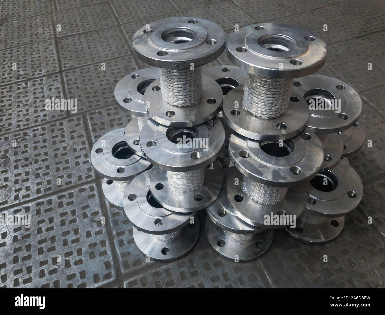 Bride axiale soufflet des compensateurs. Les compensateurs métalliques sur le plancher métallique de l'usine Banque D'Images