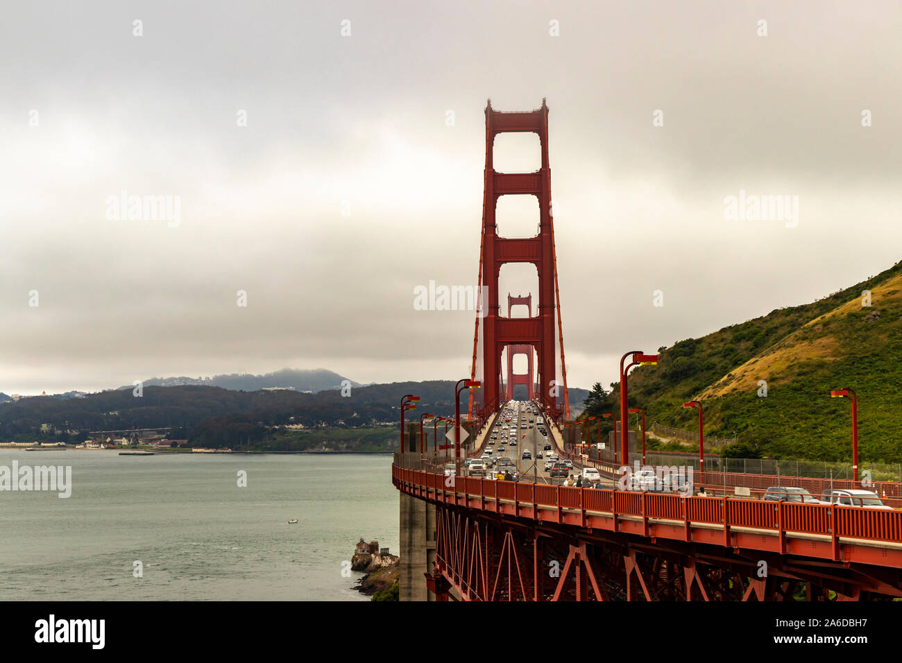 La navette du soir sur le Golden Gate Bridge, le comté de Marin, en Californie du Nord. Banque D'Images
