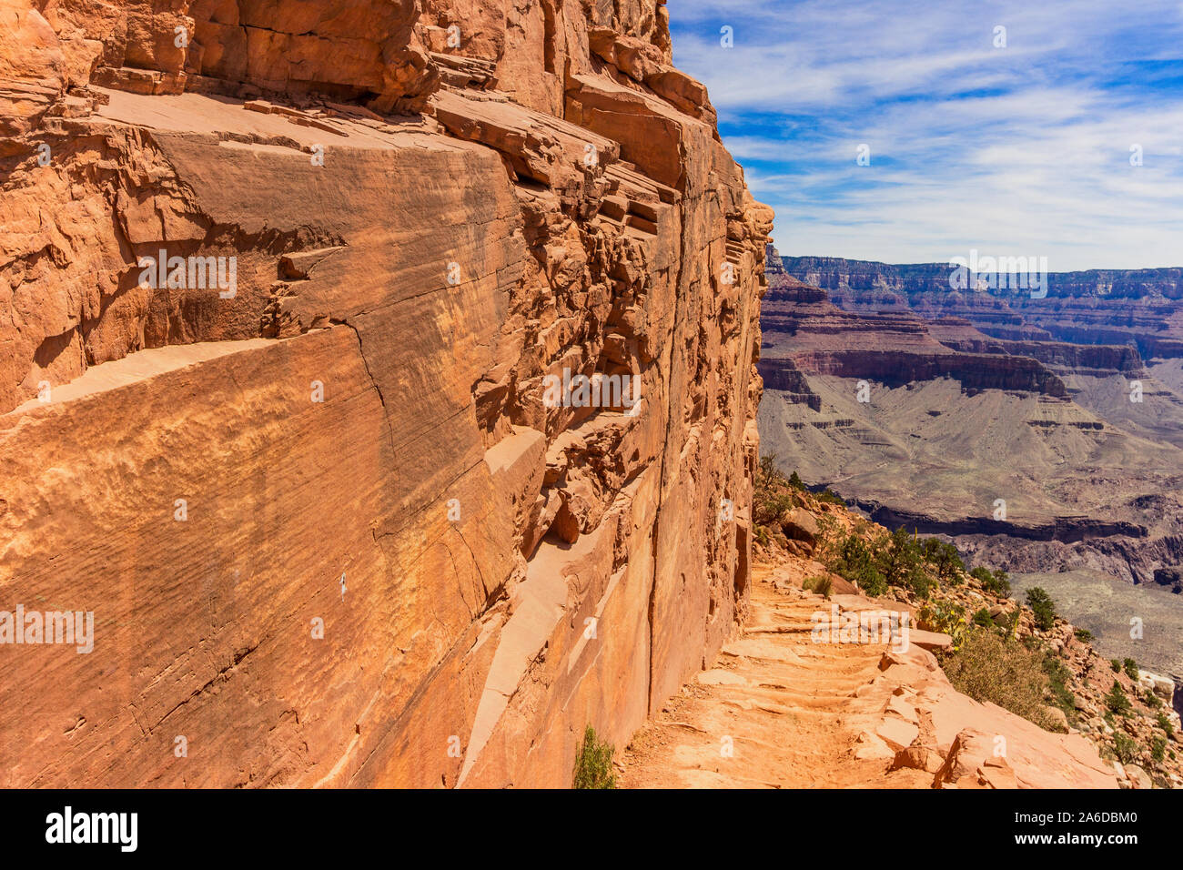 Étroit, tour dangereux dans le sud Kaibab trail dans le Grand Canyon avec des ciels bleus et vue panoramique Banque D'Images