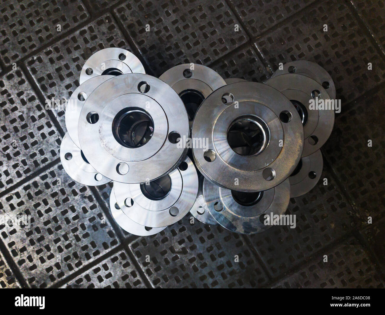 Bride axiale soufflet des compensateurs. Les compensateurs métalliques sur le plancher métallique de l'usine Banque D'Images