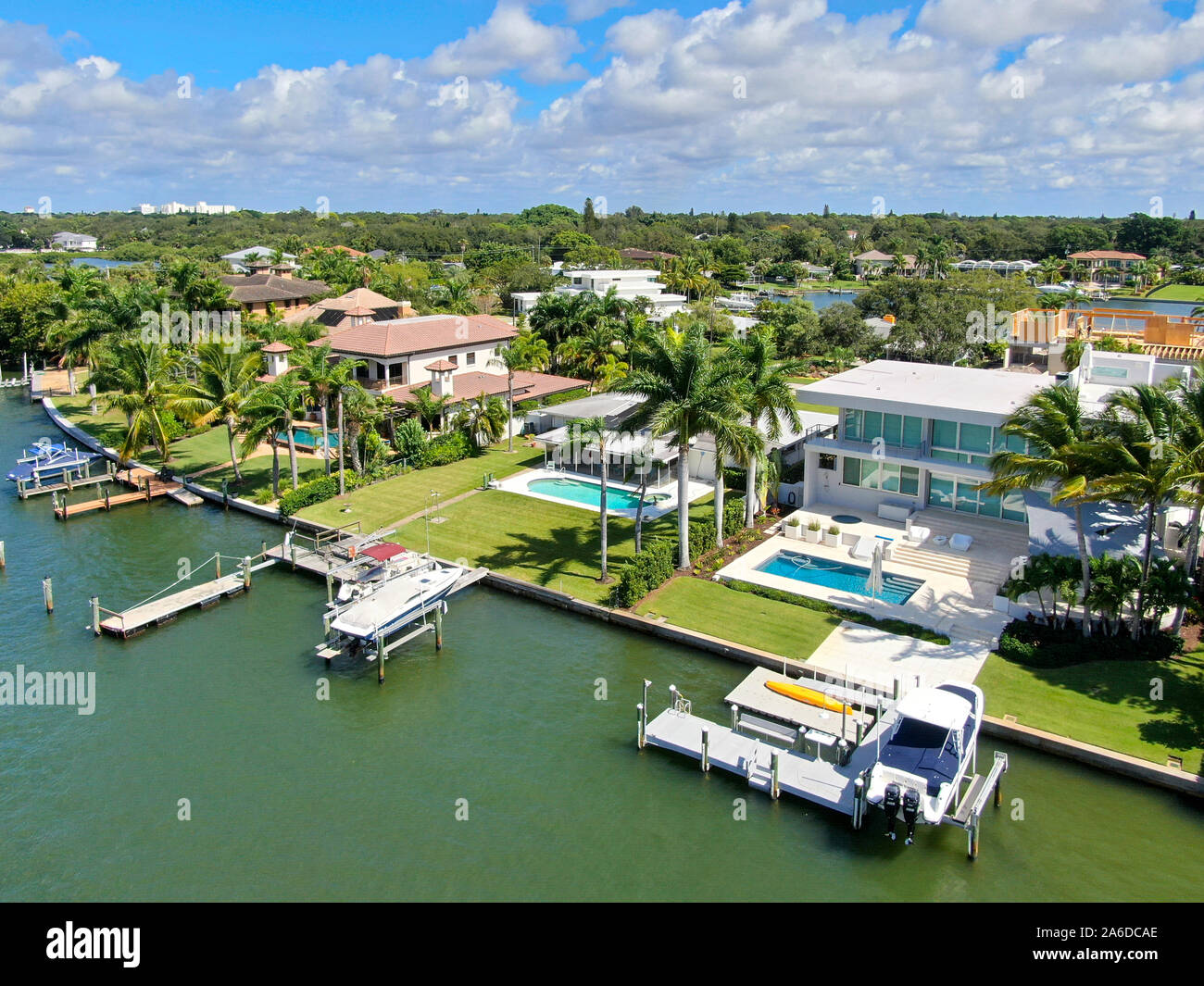 Vue aérienne de villas de luxe et de leur bateau privé dans la région de Bay Island, à Sarasota, Floride, USA Banque D'Images