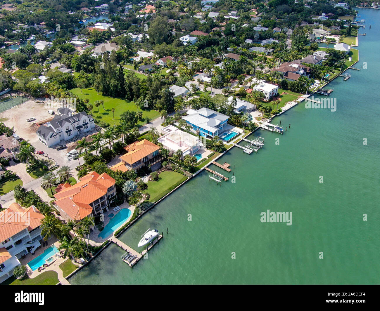 Vue aérienne de villas de luxe et de leur bateau privé dans la région de Bay Island, à Sarasota, Floride, USA Banque D'Images