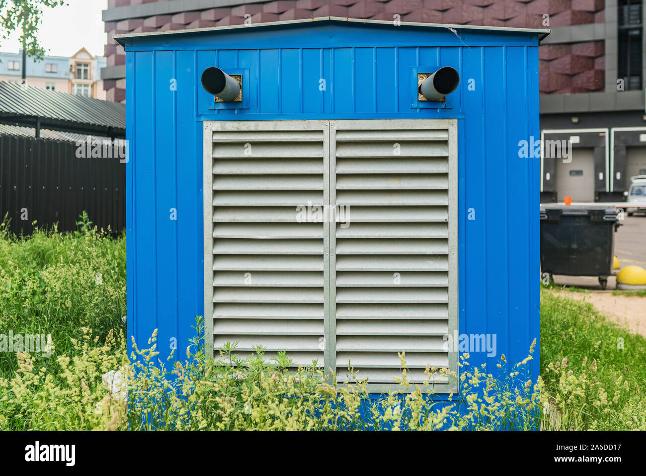 Chauffage bleu bâtiment de station avec grille de ventilation gris dans la ville Banque D'Images