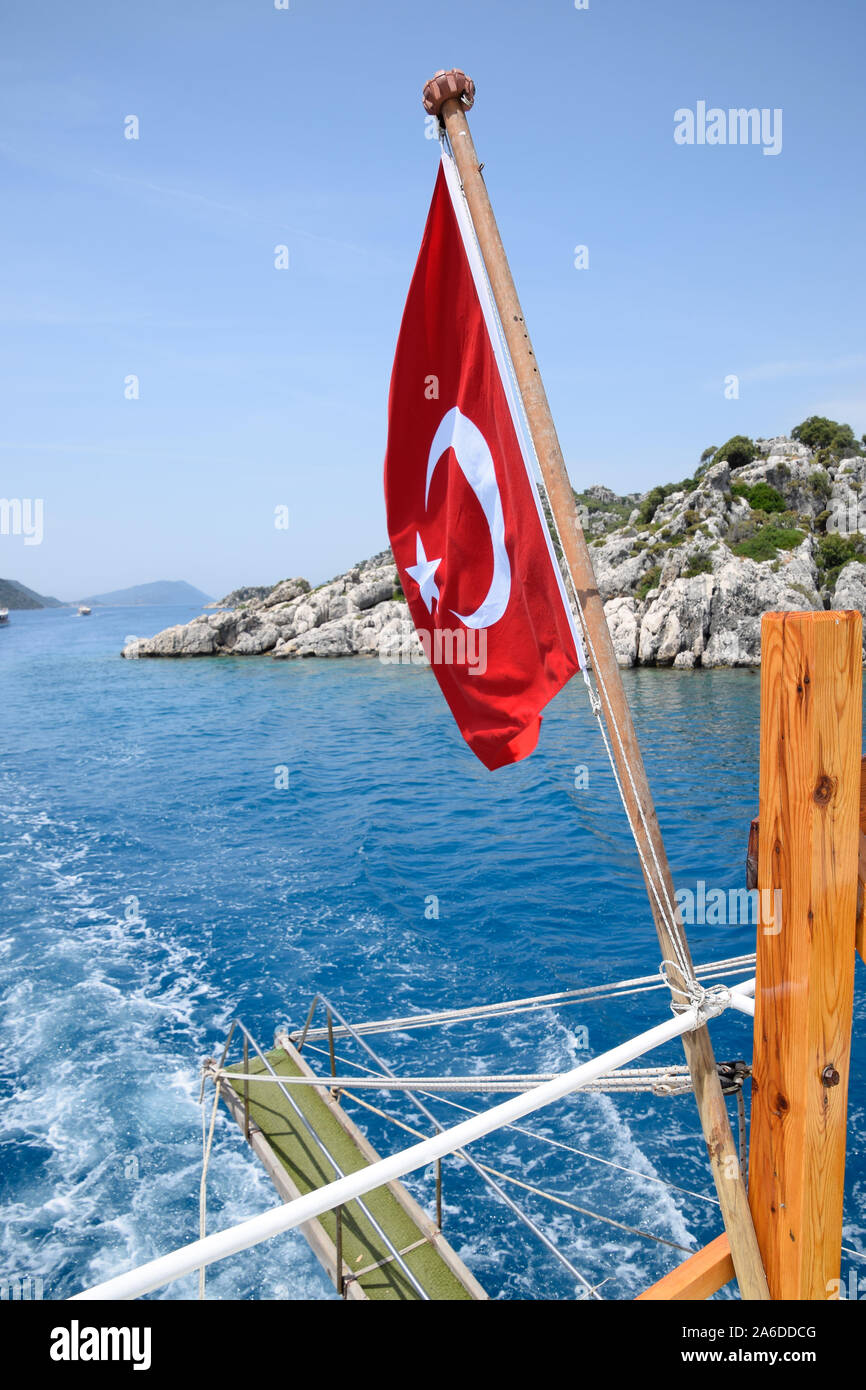 Drapeau de la Turquie à l'arrière d'un yacht de plaisance. Vue sur la côte Méditerranéenne Banque D'Images