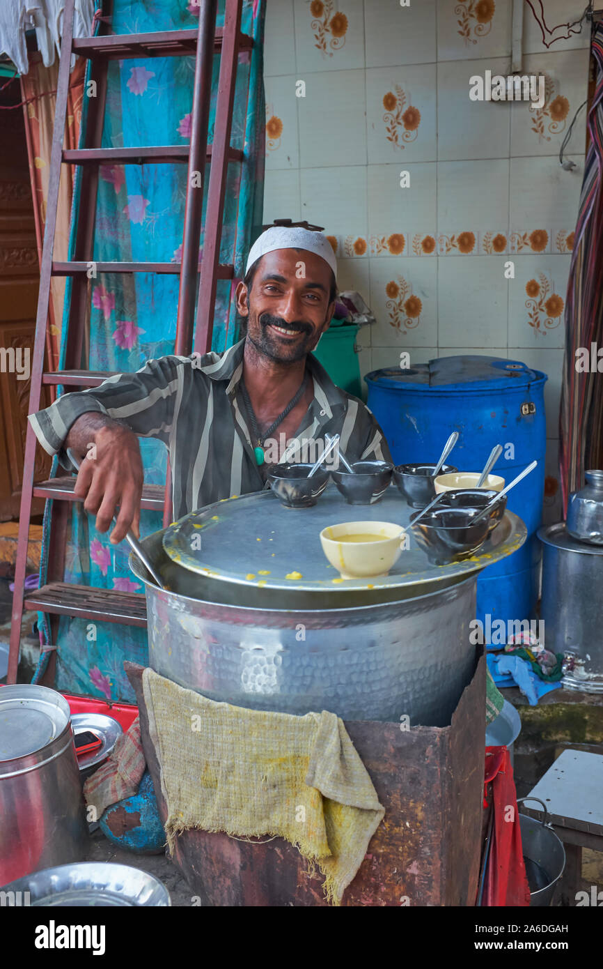 Un homme à Darukhana bidonville de Mumbai, en Inde, la préparation de la nourriture à son petit food Banque D'Images
