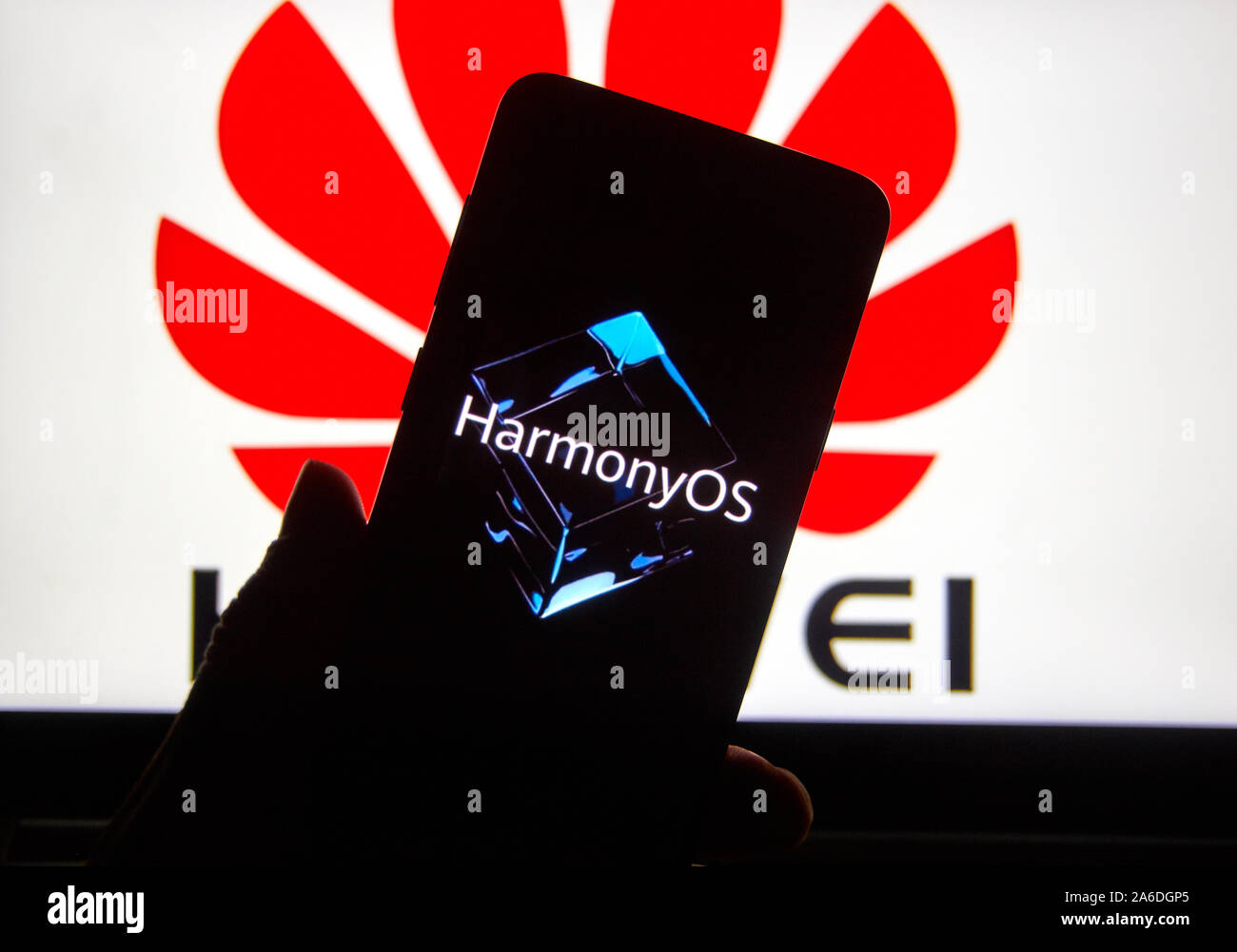 Montréal, Canada - 25 octobre 2019 : HarmonyOS sur un Samsung Galaxy S9 Plus' afficher plus de Huawei logo sur un ordinateur portable. Banque D'Images