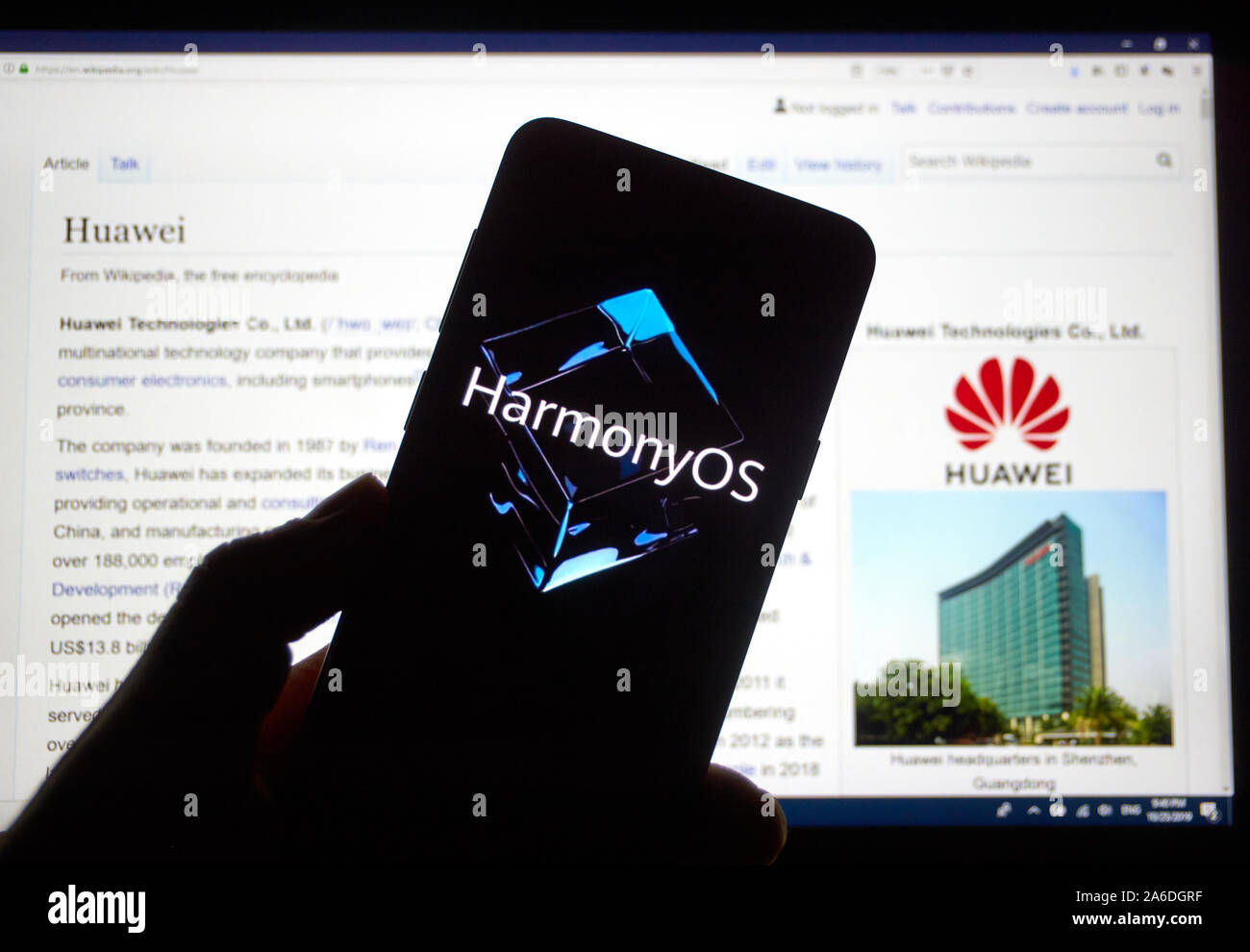 Montréal, Canada - 25 octobre 2019 : HarmonyOS sur un Samsung Galaxy S9 Plus' afficher plus de Huawei et logo page Wikipedia sur un ordinateur portable. Banque D'Images
