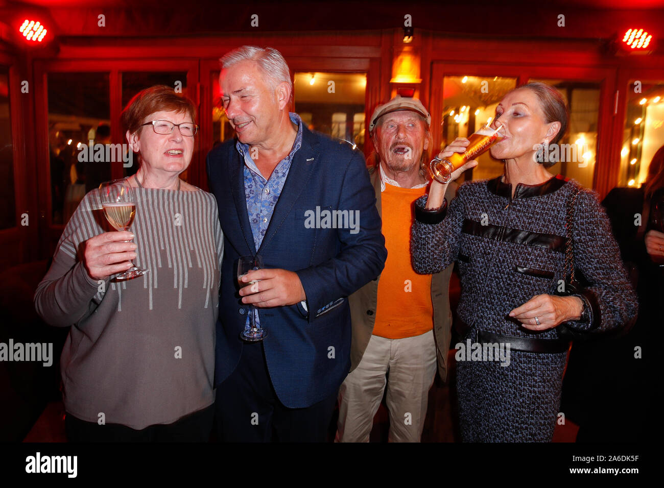 Berlin, Allemagne. 25 octobre, 2019. 25.10.2019, Berlin : Anne Momper (l-r), Klaus Wowereit, Claus Theo Gaertner et Maren Otto en tant qu'invités à la première de la pièce 'Die 5 glorreichen Sieben' dans le 'Bar jeder Vernunft'. Credit : Gerald Matzka/dpa-Zentralbild/ZB/dpa/Alamy Live News Banque D'Images