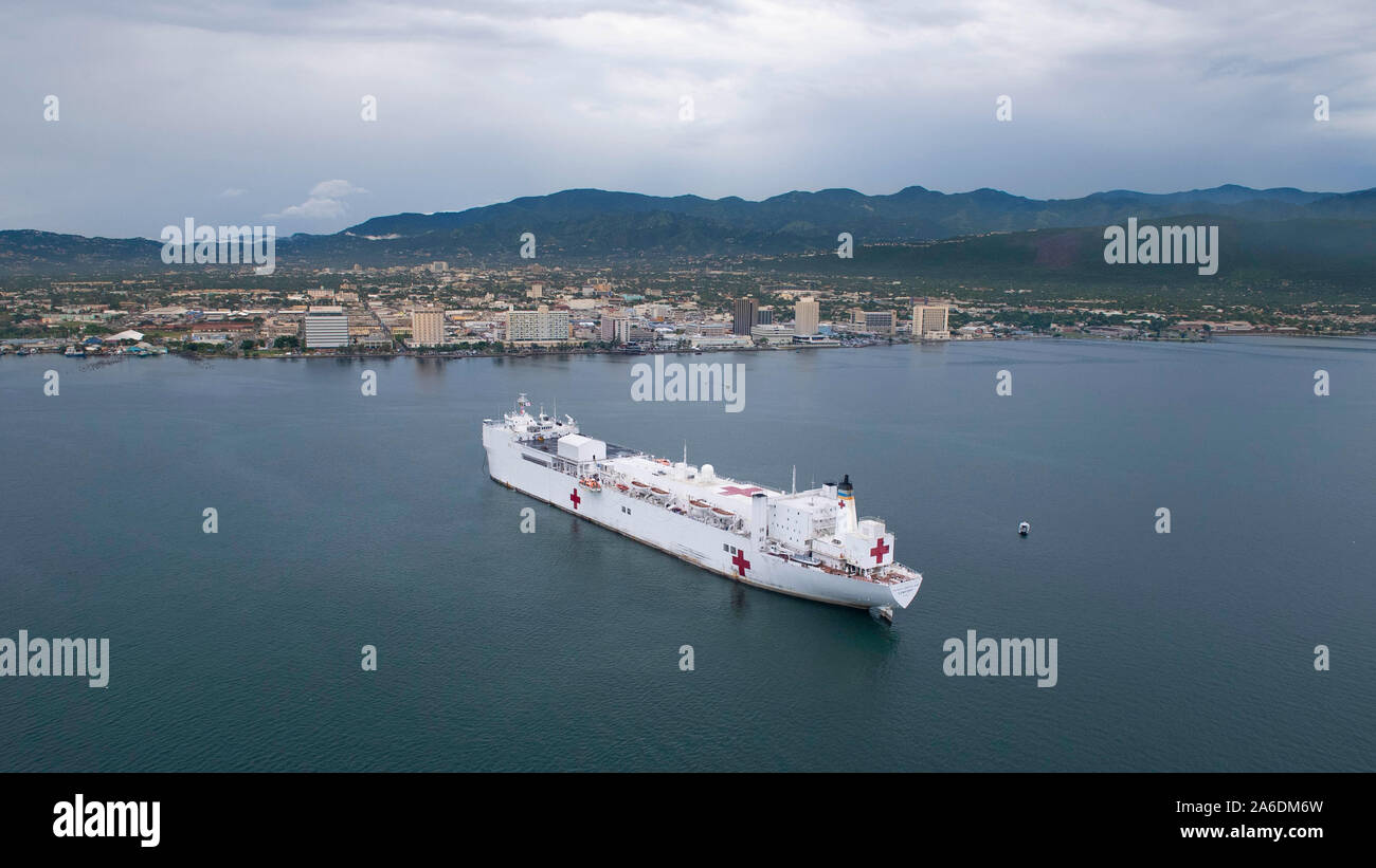 Le navire-hôpital USNS Comfort (T-AH 20) est ancré au large de Kingston, Jamaïque, alors qu'il prépare une mission médicale de six jours, le 25 octobre 2019. Le confort est de travailler avec les partenaires gouvernementaux et de la santé en Amérique centrale, Amérique du Sud, et les Caraïbes pour fournir des soins sur le navire et dans les sites médicaux, aide à relâcher la pression sur les systèmes médicaux, y compris ceux qui sont accablés par une augmentation des migrants transfrontaliers. (U.S. Photo par marine Spécialiste de la communication de masse 2e classe Morgan K. Nall) Banque D'Images