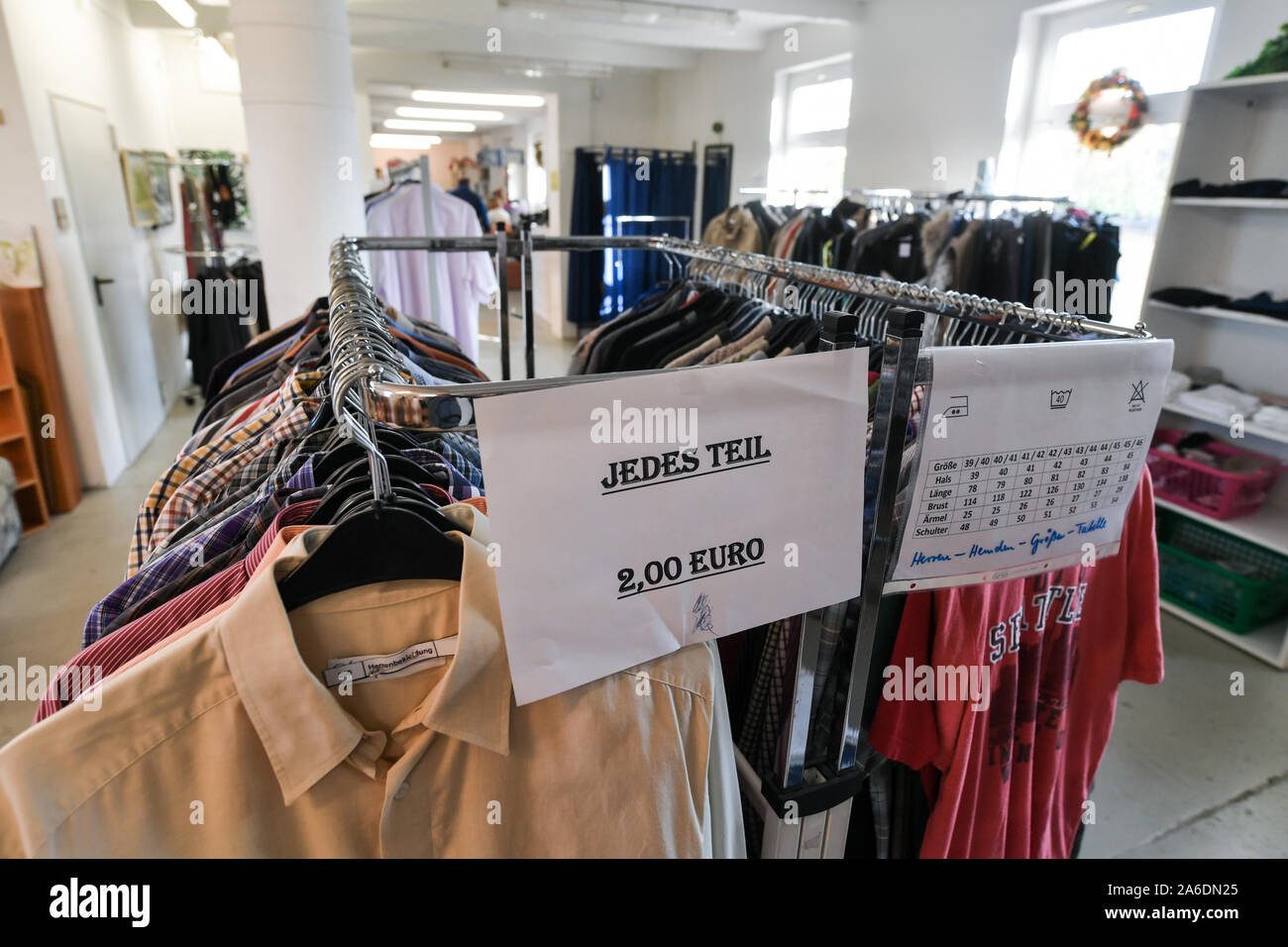 Dresde, Allemagne. 25 octobre, 2019. Des vêtements pour la saison froide peut être trouvé dans le département de vêtements du magasin Social. Shirts et chemises coûte deux euros. Citoyens démunis peuvent shop avec une preuve de l'allocation de chômage II, Dresde, passeport sécurité de base dans la vieillesse ou réduit la capacité de gagner et de demandeurs d'asile. Credit : Jens Kalaene Zentralbild-/dpa/dpa/Alamy Live News Banque D'Images