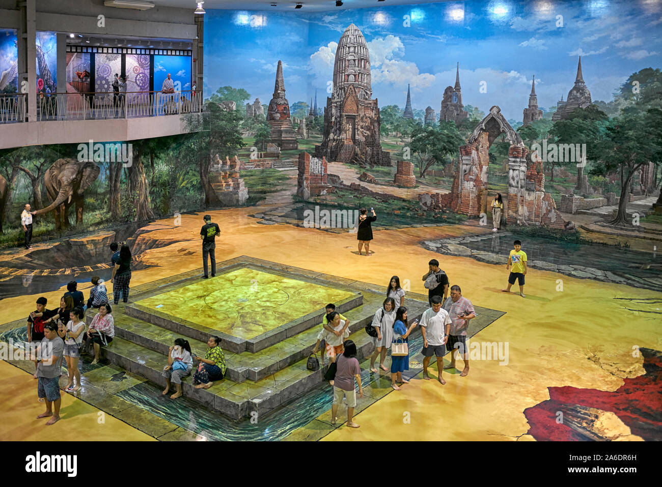Astuce parodie art museum intérieur avec des personnes regardant art Pattaya Thailande Asie du sud-est Banque D'Images