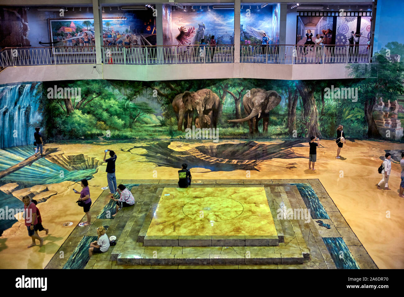 Astuce parodie art museum intérieur avec des personnes regardant art Pattaya Thailande Asie du sud-est Banque D'Images